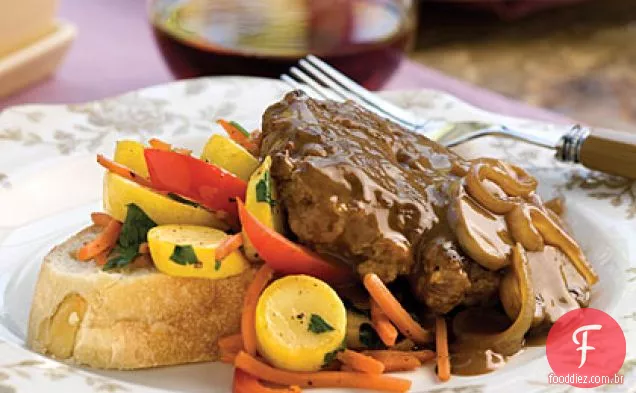 Bife De Hambúrguer Com Molho Doce De Cebola E Cogumelo