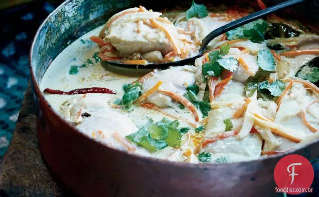 Guisado de curry de coco Mahimahi com cenoura e erva-doce
