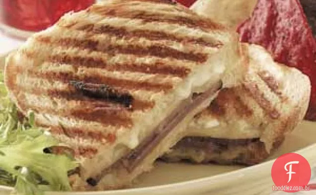 Panini de Carne com Queijo Duplo