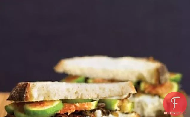 Figo, Queijo De Cabra E Sanduíches De Cebola Caramelizados