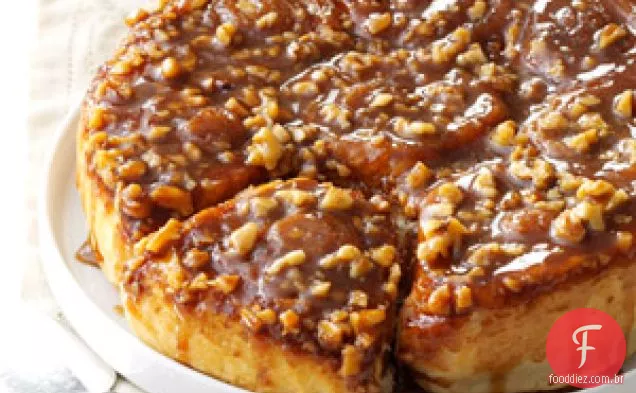 Pãezinhos pegajosos de canela e nozes