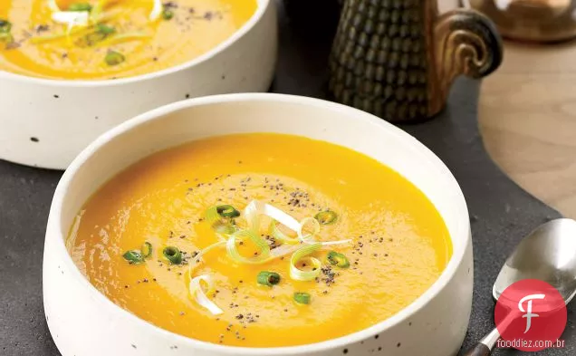 Sopa cremosa de cenoura com cebolinha e sementes de papoula