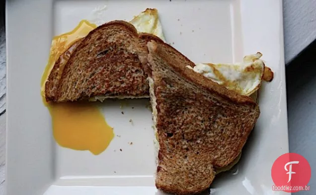 Sanduíche De Ovo Frito Com Geléia De Cebola Roxa