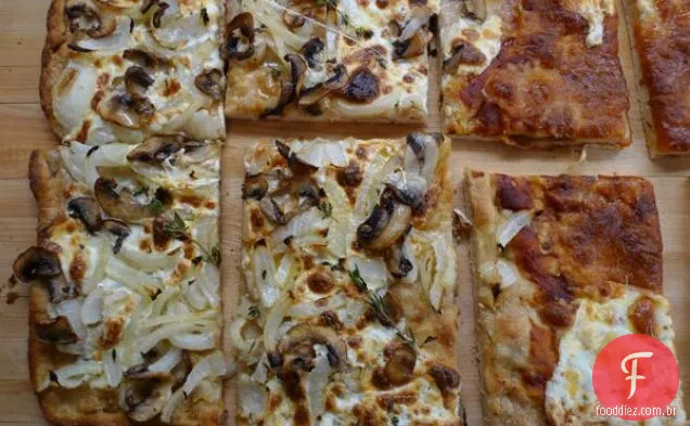Pizza de cogumelos e cebola em (parcialmente) crosta de trigo integral