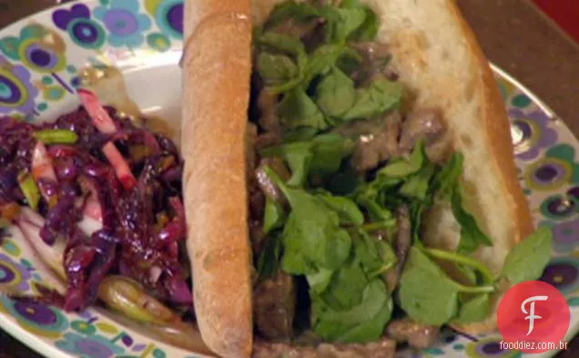 Strogonoff de bife fatiado em pão francês e salada temperada com endro