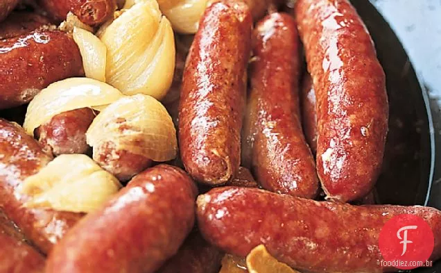 Salsichas douradas e chalotas em vinho branco