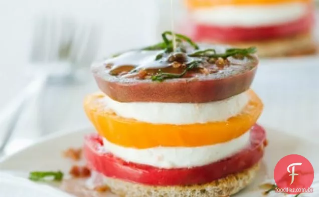 Torre de tomate-mussarela com molho de Bacon de chalota