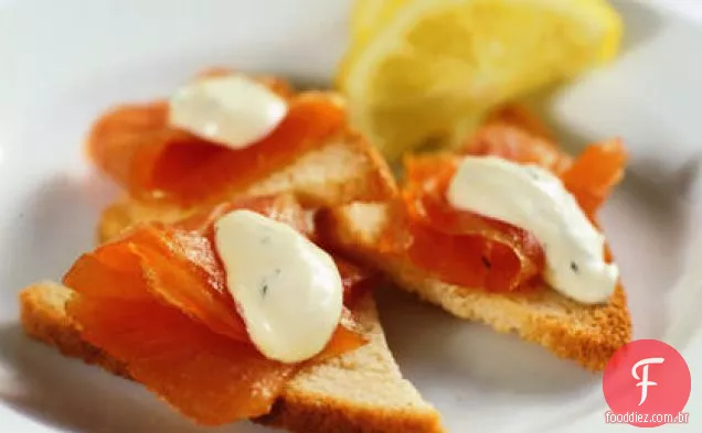 Salmão defumado com molho Crème Fraîche em torradas de chalota