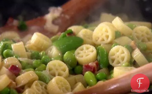 Macarrão de Roda de Carroça com Pancetta e Ervilhas