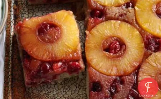 Bolo de cabeça para baixo com cranberry e abacaxi