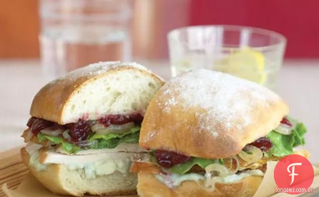 Sanduíches de peru com chalotas, Cranberries e queijo azul