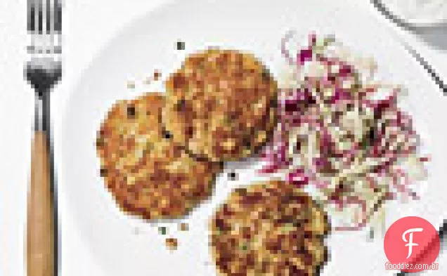 Bolos de peixe com salada de repolho e molho de rábano-endro