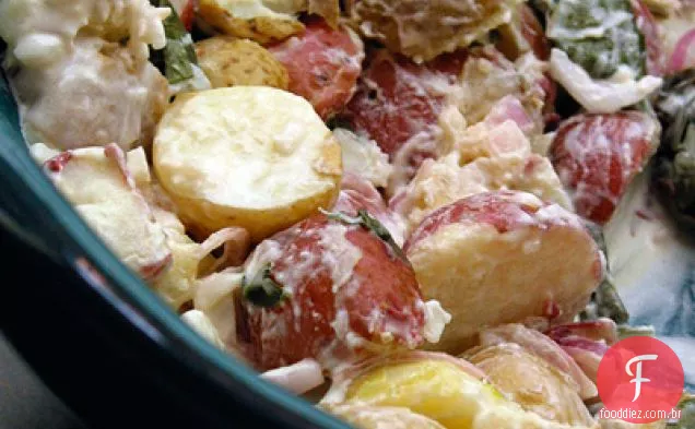 Salada De Batata Nova Misturada Com Manjericão Doce E Chalotas