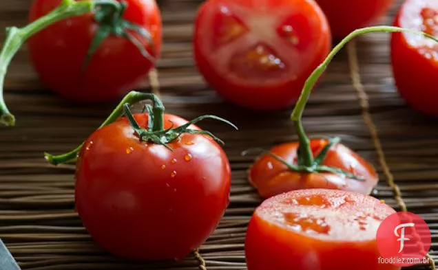 Tomates Recheados Com Quinoa, Tofu Macio, Manjericão, Chalotas