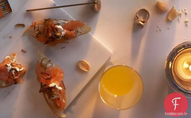 Salmão Defumado Com Chalotas Crocantes E Creme De Leite