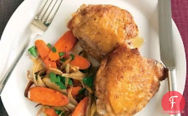 Frango grelhado com chalota e cenoura