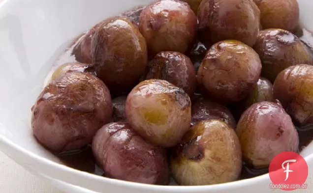 Chalotas envidraçadas com vinho tinto