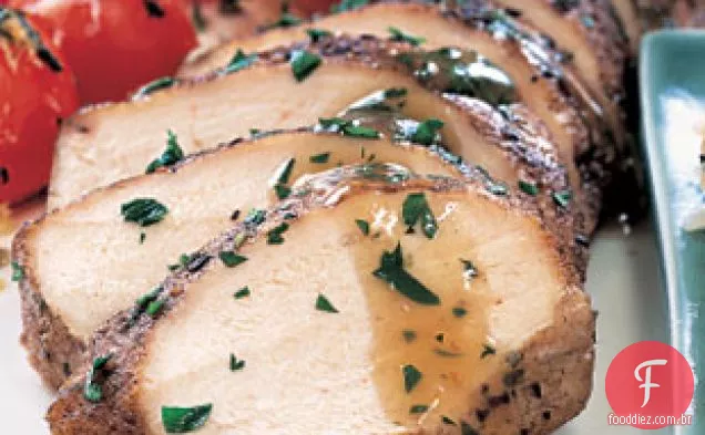 Peitos de frango esfregados com especiarias com molho de chalota de limão