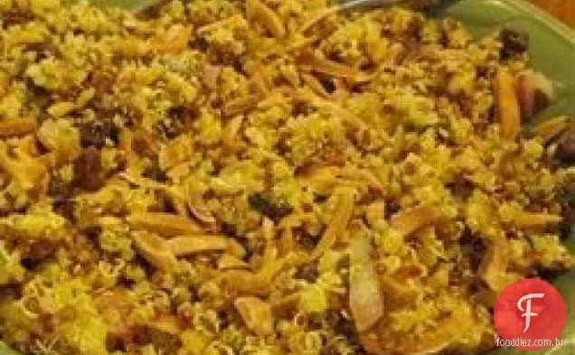 Quinoa cítrica ao curry com passas e amêndoas torradas
