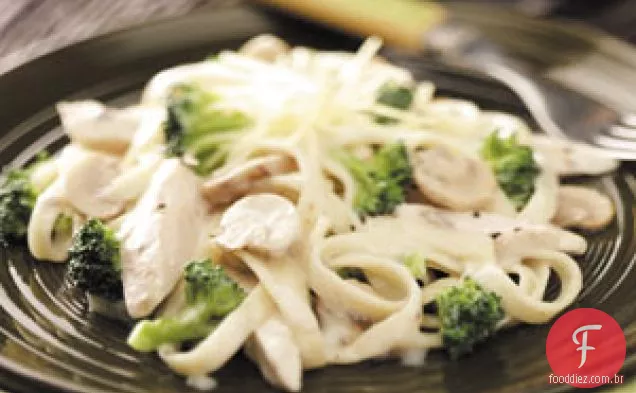 Fettuccine de frango com brócolis