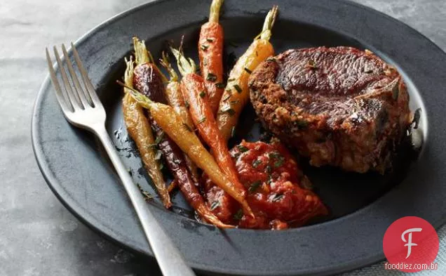 Costeletas de cordeiro com geléia de tomate e hortelã