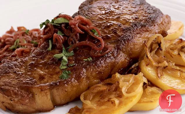 Bife com chalotas e batatas Lyonnaise