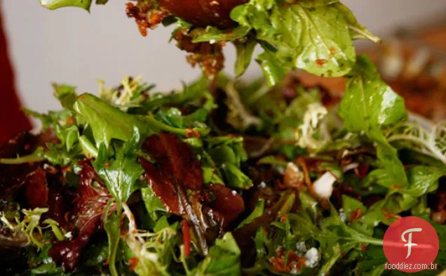 Salada Mesclun com chalotas fritas e queijo azul