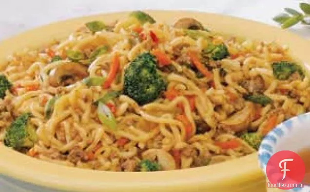Lanche de macarrão com carne asiática