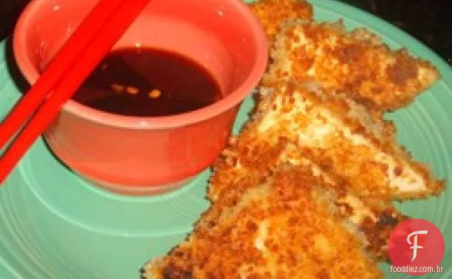 Tofu empanado, frito e levemente temperado