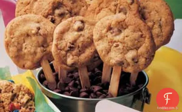 Pops rápidos de biscoitos com gotas de chocolate