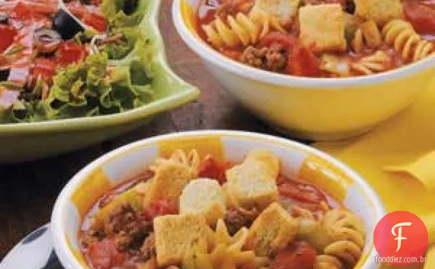 Sopa de macarrão com tomate carnudo