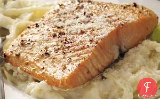 Salmão com Fettuccine Alfredo