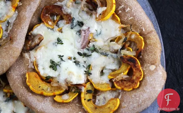 Queijo Azul, Chalota Caramelizada E Pizza De Abóbora Delicata