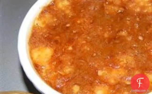 Sobremesa com uma crosta de açúcar queimado por um maçarico