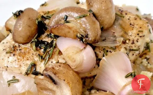 Frango assado na panela com cogumelos e alecrim