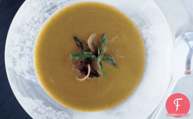 Sopa de aspargos com chalotas assadas e Morels
