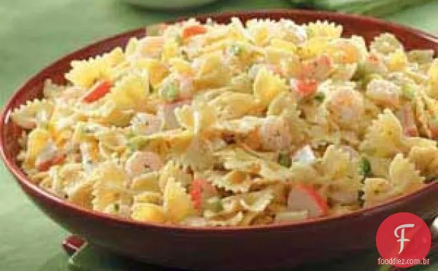 Salada de frutos do mar com gravata borboleta