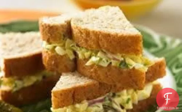 Sanduíche de salada de clara de ovo com curry