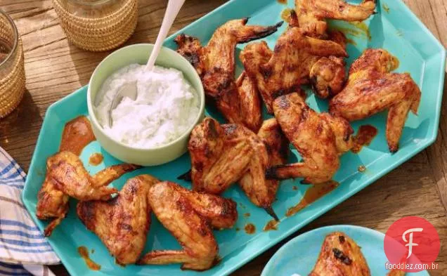 Asas de Frango Grelhado com Molho Picante Chipotle e Molho de Queijo Azul e Iogurte