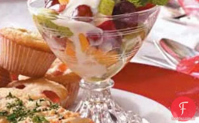Salada de Frutas com Molho de Iogurte Cítrico