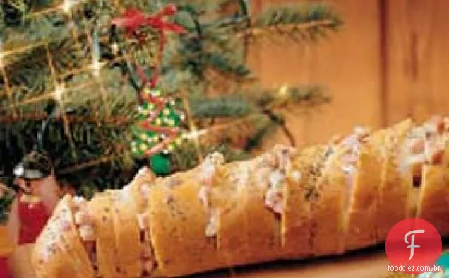 Sanduíche festivo de pão com presunto e queijo