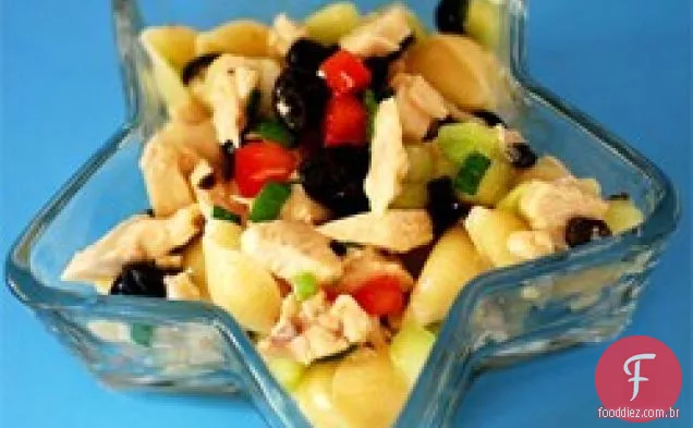 Salada de macarrão com frango e vegetais