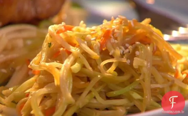 Salada de brócolis asiática salteada