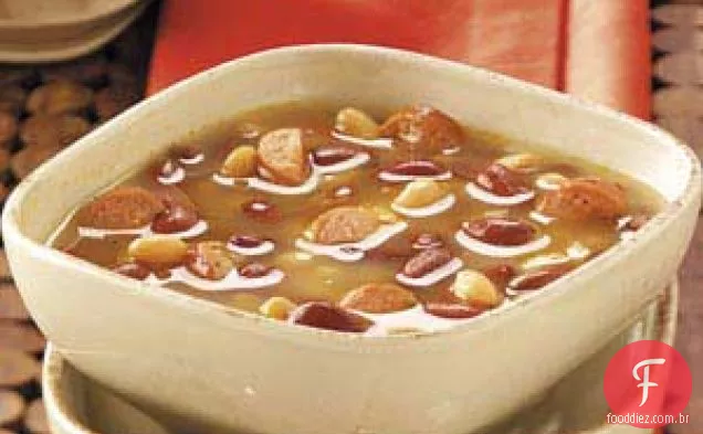 Sopa de feijão com cachorro-quente