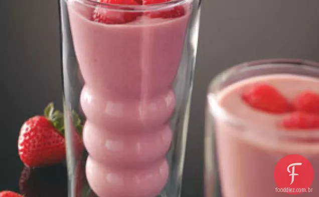 Smoothies nutritivos de frutas vermelhas