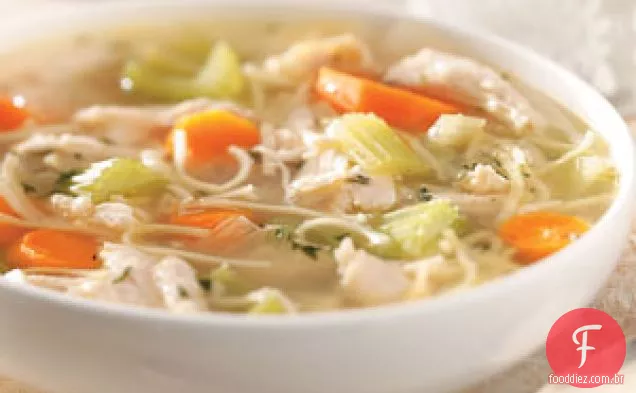 Sopa de macarrão com frango e vegetais