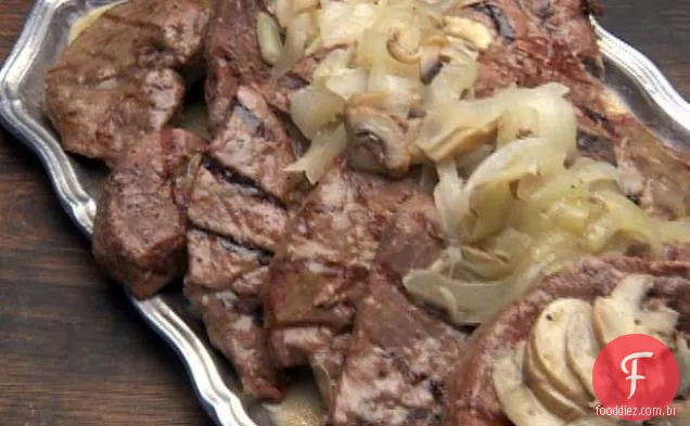 Muito barulho por bifes de cogumelo escalfados em cerveja