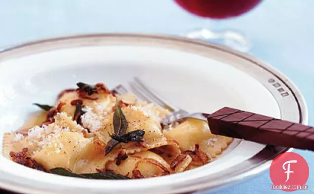 Ravioli com manteiga marrom e sálvia