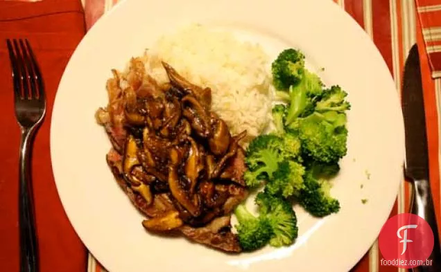 Jantar hoje à noite: bife de costela, chalotas salteadas e cogumelos Shiitake
