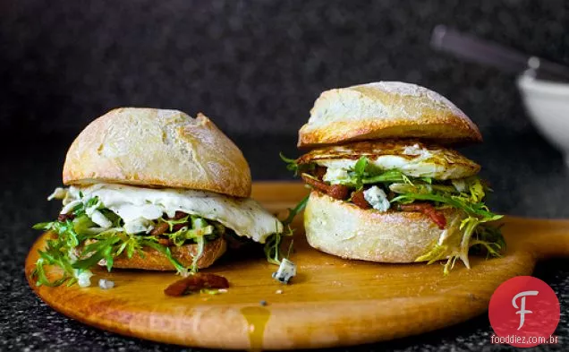 Sanduíche De Ovo Frito Com Bacon E Queijo Azul